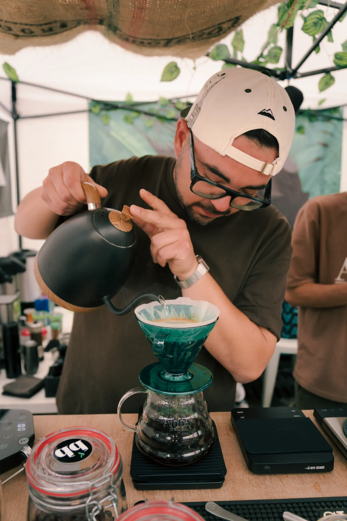 Barista de Abba Café preparando café en V60 sobre el server grabado de la marca