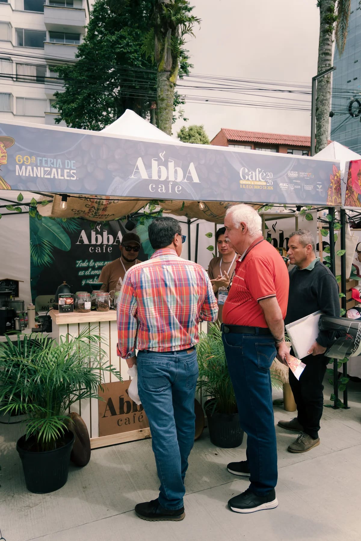 Visitantes catando café en el stand de Abba Café