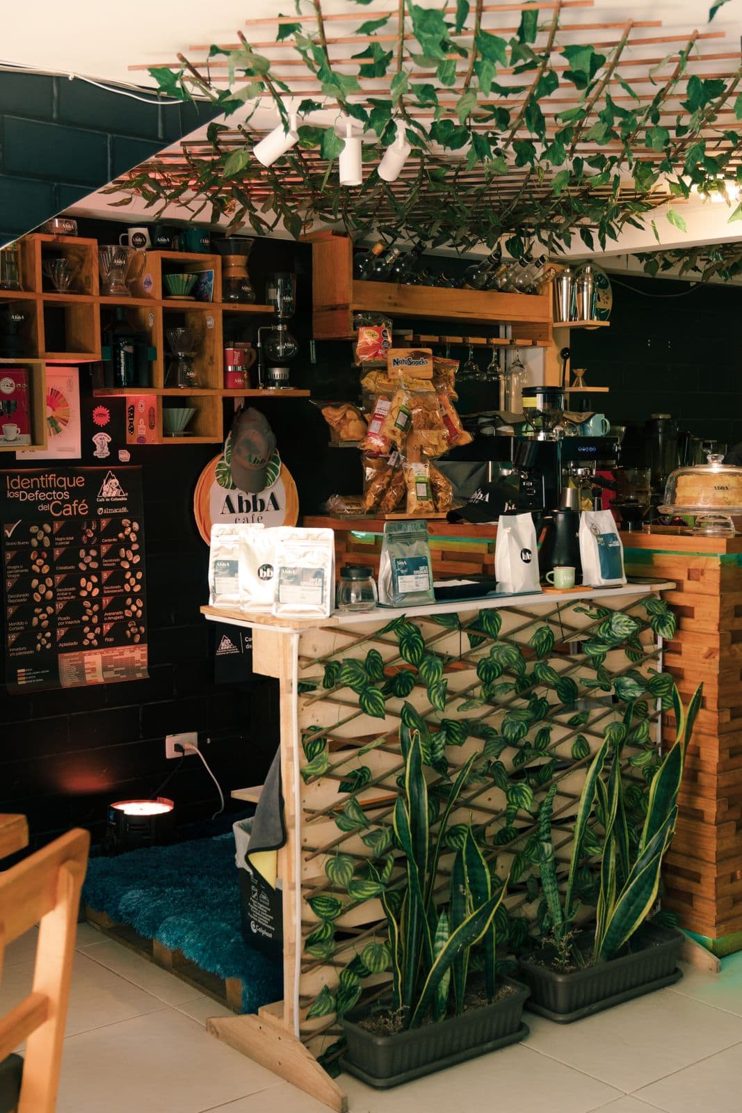 Barra principal de Abba Café con bolsas de café y la máquina de espresso