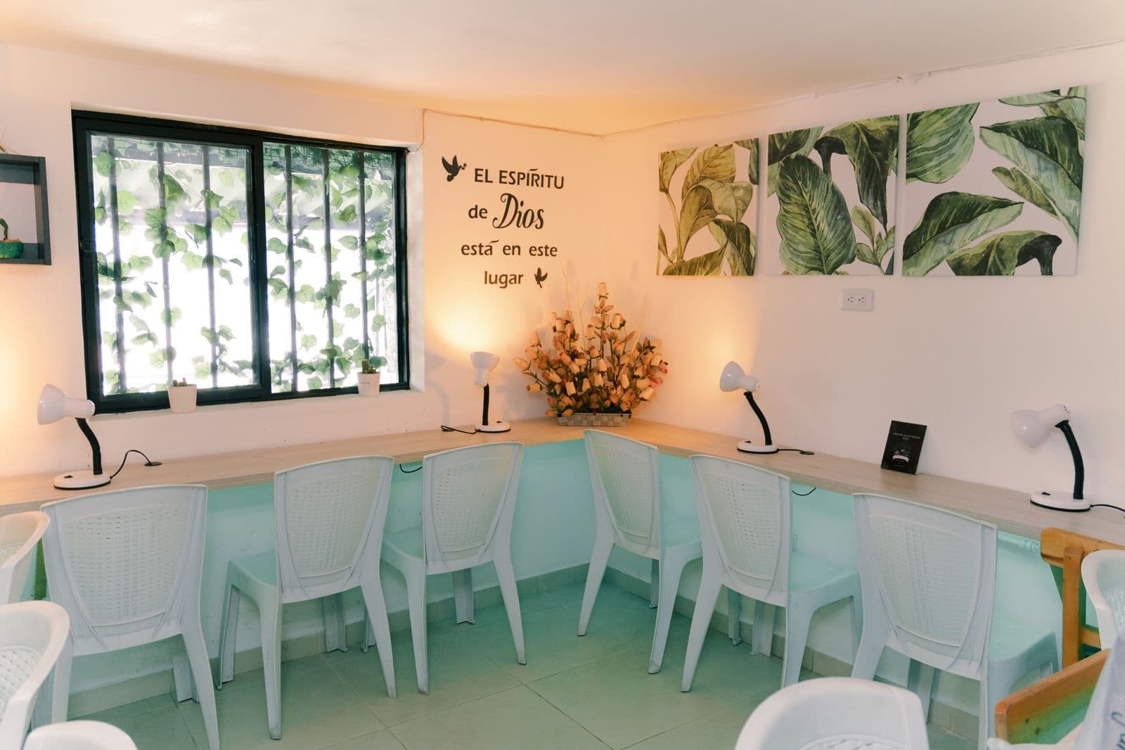 Sala con el versículo 'El Espíritu de Dios está en este lugar'