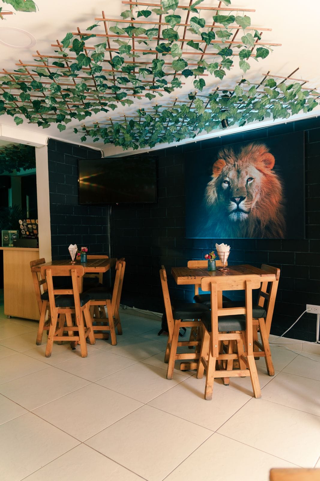 Mesas del salón con el neón del león