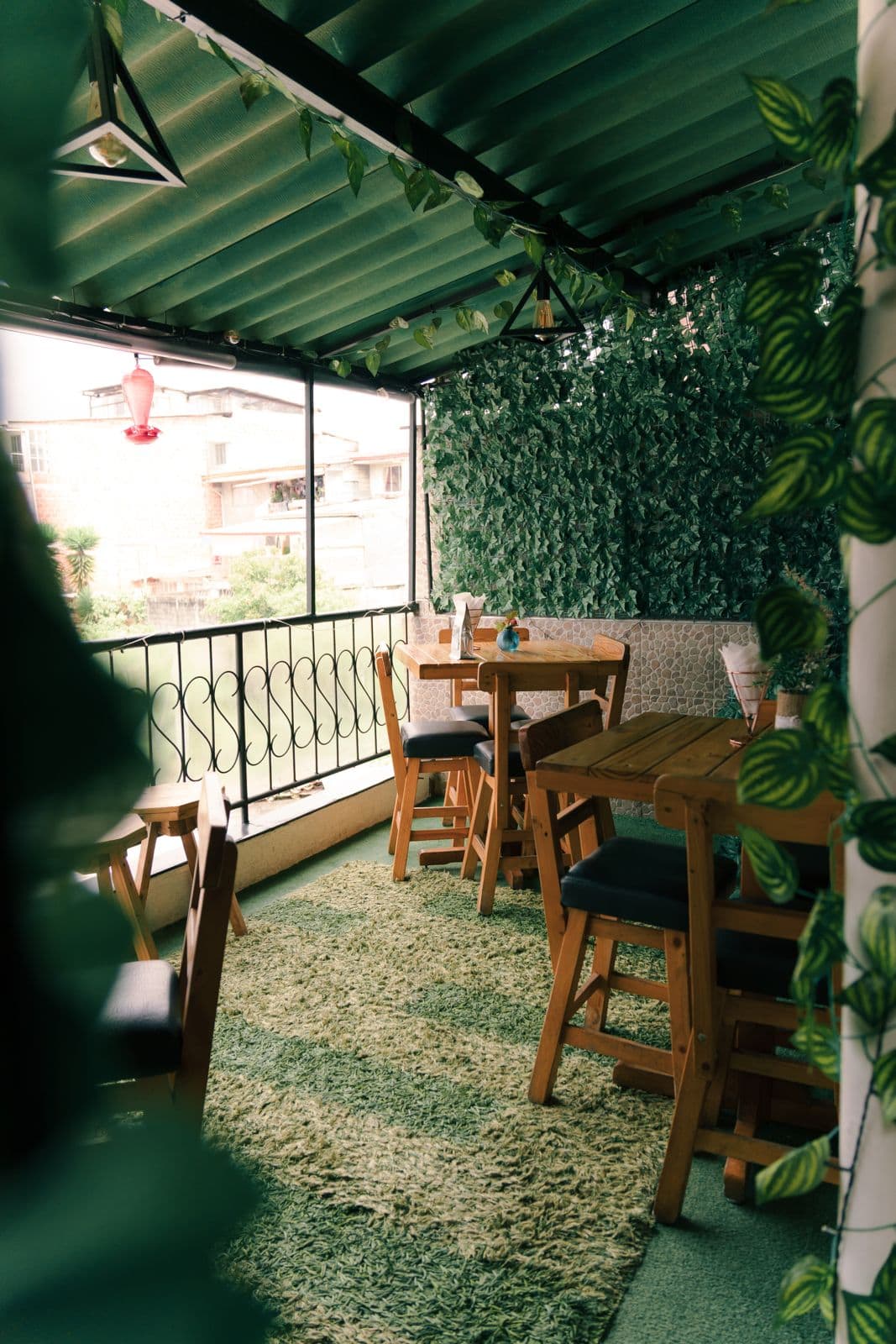 Terraza verde de Abba Café con balcón y luz natural