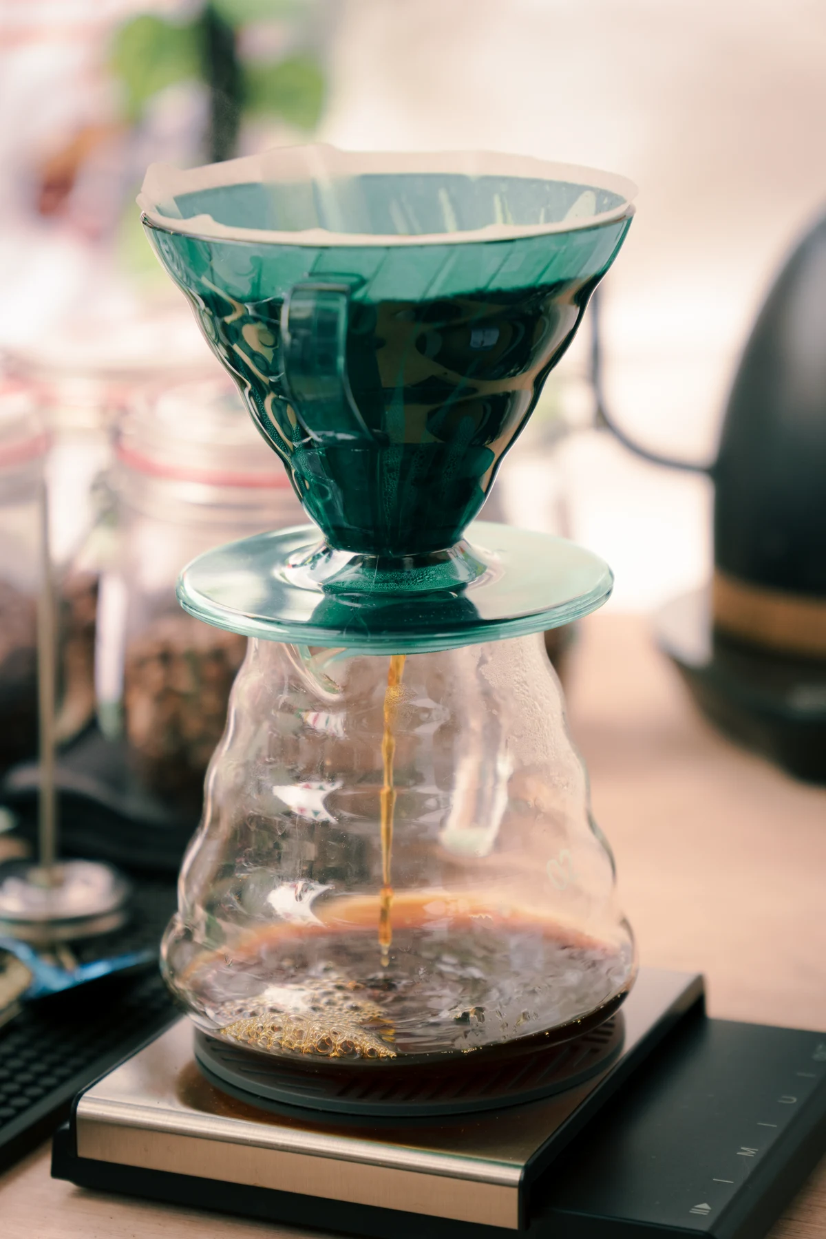 Barista de Abba Café calibrando un método filtrado en preparación, con balanza y server