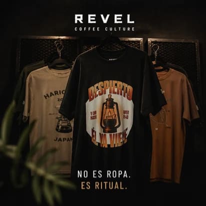 Tee REVEL ORIGIN · Despierto, cultura café